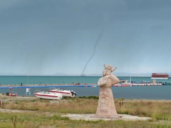 今早，青海湖驚現(xiàn)“龍吸水”